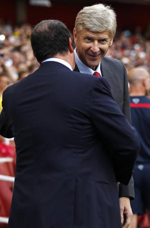 Test di lusso per il Napoli, a Londra contro l'Arsenal. Il saluto tra Wenger e Benitez prima del via. Afp